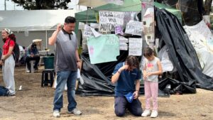 Read more about the article Oración en protesta marca jornada en la USAC